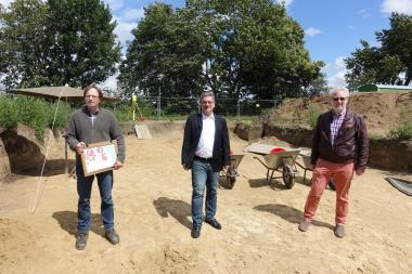 Bürgermeister Axel Linke mit den Archäologen der LWL-Archäologie für Westfalen.<br>Foto: E. Schoppmann