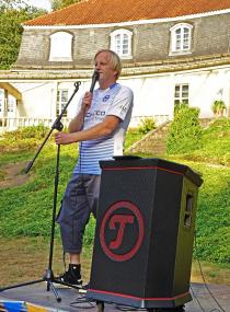 Marc-Oliver Schuster führt durch den Freilichtslam im LWL-Freilichtmuseum Detmold.<br>Foto: LWL/Jähne