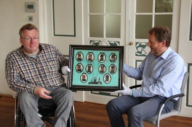 Sammlungsleiter Dr. Heinrich Stiewe und Museumsdirektor Prof. Dr. Jan Carstensen (v. l.) präsentieren im LWL-Freilichtmuseum Detmold das Scherenschnittbild der Familie Baumeister von 1805.<br>Foto: LWL