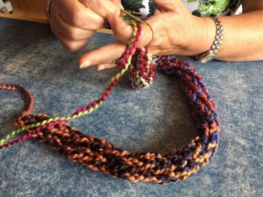 Fingerstricken für Kinder im LWL-Ziegeleimuseum Lage.<br>Foto: LWL