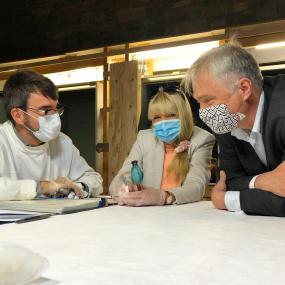 Heute wurde das bemalte Kosmetikfläschchen aus Fayence des Ashmolean Museum in seine Vitrine gestellt: v.l.: LWL-Restaurator Andreas Weisgerber, LWL-Kulturdezernentin Dr. Barbara Rüschoff-Parzinger und Museumsleiter Dr. Martin Kroker.<br>Foto: LWL/Streuber