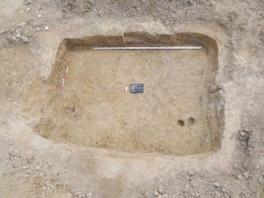 Grubenhaus oder Keller, gesehen von Norden. Im Boden sind die beiden Doppelpfosten zu erkennen, die auf ein Gerät (Webstuhl?) hinweisen.<br>Foto: EggensteinExca/R. Mahytka