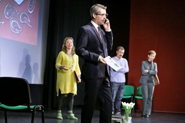 Treffsicherer Schlagabtausch im Kloster: Das Ensemble austroPott spielt Yasmina Rezas "Gott des Gemetzels".<br>Foto: Birgit Hupfeld