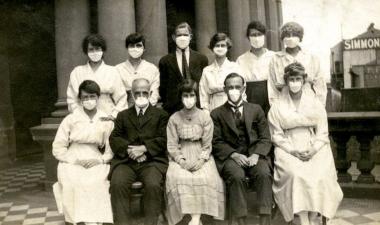 Auch auf historischen Porträts finden sich schon Maskenträger, wie hier das Stadtpersonal im Rat-haus von Sydney mit Schutzmasken während des Ausbruchs der Spanischen Grippe, um 1919.<br>Quelle: City Archives 