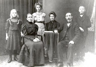 Die LWL-Alltagskulturforscher wollen Fotoalben aus dem dörflichen und bäuerlichen Umfeld sichern, aus einem solchen Album stammt dieses Foto der Familie Arndt, das 1912 in Plettenberg (Märkischer Kreis) entstanden ist.<br>Foto: LWL-Alltagskultur-Archiv