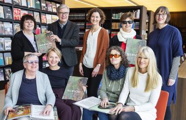 LWL-Kulturdezernentin Dr. Barbara Rüschoff-Parzinger (1. v. r.) stellte das Lesetasthörbuch zusammen mit der Testgruppe und dem Team des LWL-Museums für Kunst und Kultur vor.  (Das Foto wurde vor der Corona-Pandemie aufgenommen.)<br>Foto: LWL / Hanna Neander
