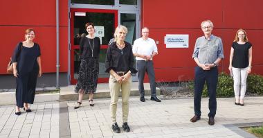LWL-Direktor Matthias Löb (3.v.r.) besuchte jetzt das LWL-Berufskolleg Fachschulen Hamm. Gemeinsam mit Referatsleiterin Dr. Christel Schrage (l.) und LWL-Schuldezernentin Birgit Westers (2.l.) bedankte er sich beim langjährigen Schulleiter Heijo Büker (2.v.r) und begrüßte seine Nachfolgerin Dr. Bärbel A. Walter (3.v.l.).<br>Foto: LWL
