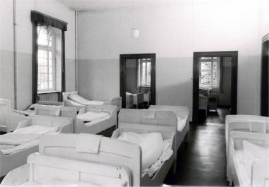 Die Psychiatrie-Patientinnen und -Patienten mussten in übervollen Bettensälen schlafen.<br>Foto: Karl Klucken, 1970/71 (Archiv- und Dokumentationszentrum LWL-Klinik Warstein)