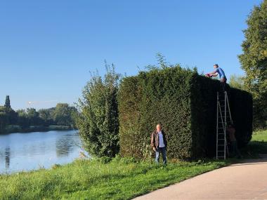 Mitarbeiter des Garten- und Landschaftsbaus Christoph Rammrath und der Projektpate Michael Andreae-Jäckering (l.) brachten Rosemarie Trockels Skulptur wieder in Form.<br>Foto: LWL