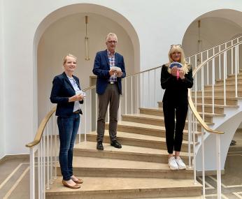 Christiane Hörmeyer, die das Kartenspiel entwickelt hat, Dr. Rudolf Grothues, Geschäftsführer der Geographischen Kommission für Westfalen, und LWL-Kulturdezernentin Dr. Barbara Rüschoff-Parzinger präsentieren das Westfalen-Schätz-Quiz.<br>Foto: LWL