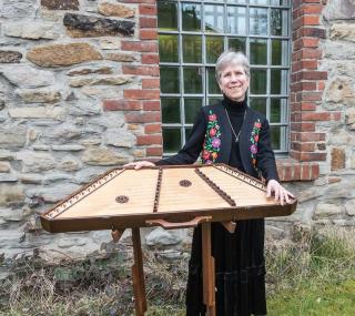 Jessica Burri begleitet sich selbst mit dem Dulcimer.<br>Foto: Burri