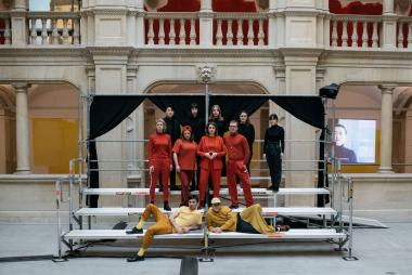 Das Künstlerinnenkollektiv Projekt 2077 erweitert die Ausstellung "The Public Mat-ters" nun auch in den digitalen Raum und wirft erneut gesellschaftsrelevante Fragen auf.<br>Foto: LWL/Meike Reiners. Das Foto entstand 2019.