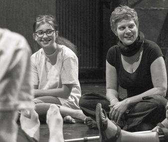 Gemeinsam mit Theaterpädagogin Ruth Hengel entwickeln Kinder in Hattingen ein Stück zum Thema Auswanderung. <br>Foto: Uwe Ernst 