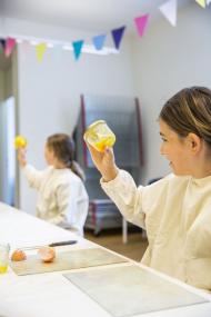 Im Workshop "StudioLab" erlernen Neun- bis Zwölfjährige verschiedene künstlerische Techniken. <br>Foto: LWL/Reiners