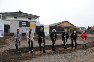 Beim Spatenstich an der Heinrich-Vormbrock-Straße: vl. André Isbrandt (Wittekindshof), Oliver Zech (Architekt), Frank Haberbosch (Bürgermeister der Stadt Lübbecke), Annette Schmidt (Geschäftsführerin der SeWo gGmbH), Matthias Löb (LWL-Direktor), Dr. Dierk Starnitzke (Vorstand der Diakonischen Stiftung Wittekindshof) und Dr. Herbert Vollmer (LWL-Landschaftsversammlung).<br>Foto: LWL