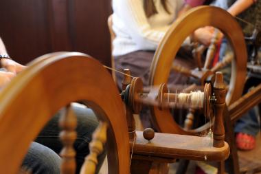 Im LWL-Freilichtmuseum Detmold dreht sich am Wochenende das Spinnrad.<br>Foto: LWL/Sánchez
