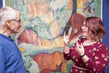 Gebärdend und sprechend erklärt Katharina Kirschkowski die Kunst Mackes.<br>Foto: LWL / Hanna Neander