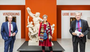 V. l. n. r. LWL-Direktor Matthias Löb, die Kuratorin Dr. Petra Marx und Museumsdirektor Dr. Hermann Arnhold vor Silvano Bertolins Abguss der Laokoon-Gruppe, 2006. © Lessing Museum Kamenz.<br>Foto: LWL/Hanna Neander