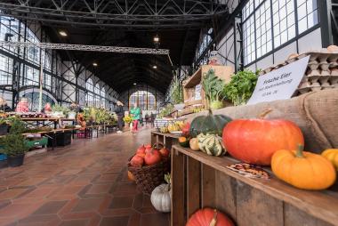 Kürbisse dürfen natürlich nicht fehlen im Angebot des Erntemarktes auf Zeche Zollern.<br>Foto: LWL/ Grunwald