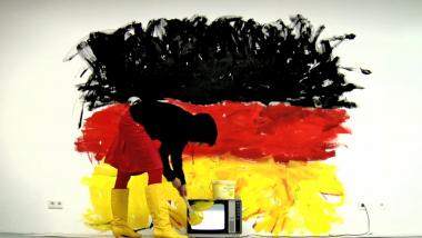 Über ihre Videoarbeit "Flags" spricht die Johanna Reich zusammen mit anderen Künstlerinnen bei der Veranstaltung "Schwarz-Rot-Gold in der Kunst" im LWL-Museum für Kunst und Kultur.<br>Foto: Johanna Reich