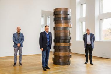 Stellten das Kunstwerk des Monats Oktober vor, den "Coin Stack" von Sean Scully: Muse-umsdirektor Dr. Hermann Arnhold (v.r.n.l), Hubertus Foyer, Vorsitzender der Stiftung kunst³, und Kurator Stefan Kötz.<br>Foto: LWL/Hanna Neander