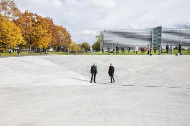 Das Kunstwerk "Square Depression" von Bruce Nauman muss abgebaut werden und ent-steht an zentraler Stelle neu. Direktor Dr. Hermann Arnhold und Kuratorin Dr. Marianne Wagner nahmen Abschied.<br>Foto: LWL/Hanna Neander