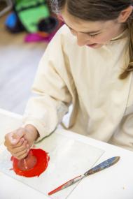 In den Online-Workshops können die Kinder mit ihren Familien auch von Zuhause aus ihrer Kreativität freien Lauf lassen und sich auf die Adventszeit einstimmen.<br>Foto: LWL/Hanna Neander