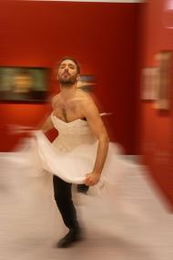 Die Tänzer des Tanztheaters Münster setzen sich vor der Kamera mit den Kunstwer-ken der Ausstellung "Passion Leidenschaft" (bis 14.2.2021) des LWL-Museums für Kunst und Kultur auseinander.<br>Foto: Oliver Berg