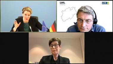 Bundesfamilienministerin Franziska Giffey (o.l.), LVR Jugend-dezernent Lorenz Bahr (o.r.) und LWL-Jugenddezernentin Birgit Westers (u.) diskutierten bei der Sondersitzung der Jugendamtsleitungen aus NRW die zentralen Reformaspekte des Gesetzentwurfes online.<br>Foto: LVR