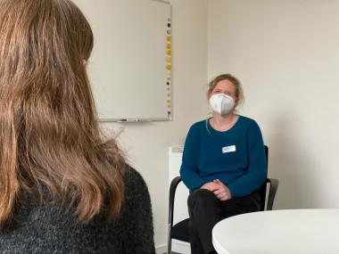 "Die Magersucht ist eine schwerwiegende Erkrankung - je früher sie behandelt wird, desto größer sind die Erfolgsaussichten", sagt Kathrin Steinberg (rechts), Oberärztin der LWL-Universitätsklinik Hamm und Leiterin der Sprechstunde für Essstörungen. <br>Foto: LWL