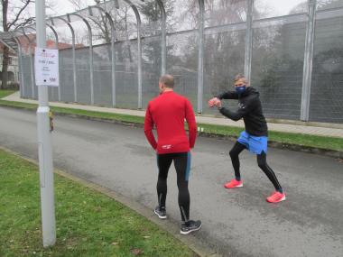 Sporttherapeut Mirko Stellmacher am Start zum 15-Kilometer-Lauf mit einem Patienten, der alle drei Strecken über 10 und 15 Kilometer bis zu seinem ersten Halbmarathon für die Hammer Winterlaufserie erfolgreich gelaufen ist. Stellmacher hat auch während der Läufe Maske getragen.<br>Foto: LWL