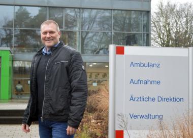 Mit 29 Jahren entscheidet sich der Bergmann Thorsten Jedlicka für eine Umschulung zum Krankenpfleger. Heute leitet er zwei große Akutstationen in der LWL-Klinik Marl-Sinsen. <br>Foto: LWL/Seifert