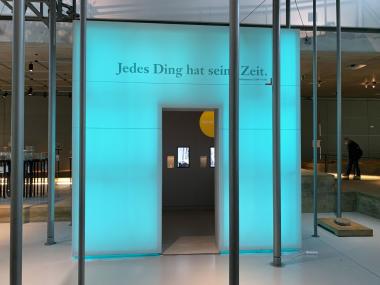 "Jedes Ding hat seine Zeit" - so das Motto des Zeit-Kubus im LWL-Archäologiemuseum in Herne.<br>Foto: LWL/ A. Burmann