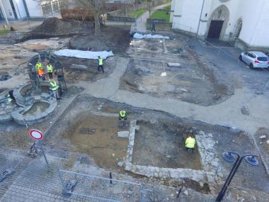 Blick über die Ausgrabungsfläche: Im Vordergrund der Keller des mittelalterlichen Rathauses.<br>Foto: EggensteinExca/R. Mahytka