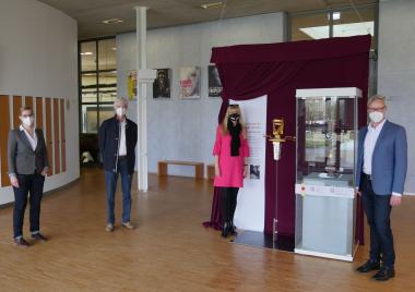 Museumsleiter Dr. Josef Mühlenbrock. LWL-Kulturdezernentin Dr. Barbara Rüschoff-Parzinger, der Künstler Gerhard Schmidt und die Museumspädagogin Lisa Stratmann (v.r.n.l.) eröffnen die "Schatzkammer der Caesaren" im LWL-Römermuseum - vorerst digital.<br>Foto: LWL/ C. Steimer
