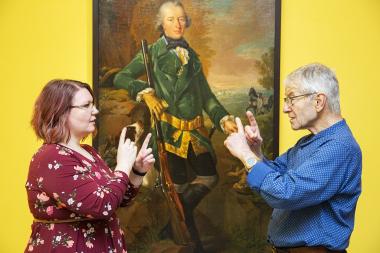 Die Kunstvermittlerin Katharina Kirschkowski (l.) nimmt Kunstinteressierte am Samstag (10.4.) mit auf einen inklusiven Online-Rundgang durch die Sammlung des LWL Museums für Kunst und Kultur.<br>Foto: LWL/ Neander