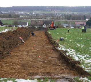 Vor zwei Jahren sind in einem Suchschnitt die ersten Grubenbefunde aus der Eisenzeit entdeckt worden.<br>Foto: EggensteinExca/T. Evers