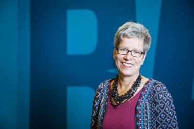 Dr. Petra Marx, Kuratorin für Mittelalterkunst des LWL-Museums für Kunst und Kultur, präsentiert am Freitag (9.4.) einen Drachenleuchter aus dem 13. Jahrhundert.<br>Foto: LWL/Neander