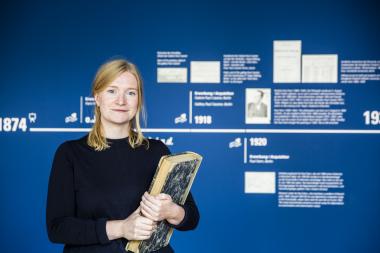 Eline van Dijk, die Provenienzforscherin des LWL-Museums für Kunst und Kultur, lädt anlässlich des 3. Tages der Provenienzforschung zu digitalen Angeboten ein.<br>Foto: LWL/Hanna Neander