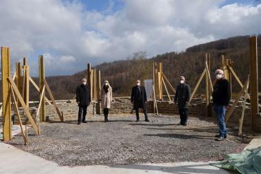 Stellen den neuen Standort für die Mühle vor (v.l.): Klaus Baumann (Vorsitzender der LWL-Landschaftsversammlung), LWL-Kulturdezernentin Dr. Barbara Rüschoff-Parzinger, LWL-Direktor Matthias Löb, Hagens Oberbürgermeister Erik O. Schulz, Museumsleiter Dr. Uwe Beckmann.<br>Foto: LWL/Wenning-Kuschel
