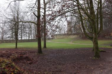 Blick auf den sogenannten zweiten Burghof, die ehemalige Hauptburg der Burg Tecklenburg, mit dem Wierturm (1884) im Hintergrund. Der Tennisplatz befand sich links im Vordergrund.<br>Foto: LWL-Archäologie für Westfalen, J. Coolen