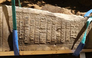 Der Obelisk wurde im Frühjahr 2019 von LWL-Archäologen ausgegraben. Er erinnert als Mahnmal an die NS-Kriegsverbrechen in Warstein und wird Thema in der Herner Sonderausstellung zur Archäologie der Moderne sein.<br>Foto: LWL/ M. Zeiler