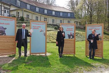 Freuen sich auf das Juhubiläum (v. l.): LWL-Direktor Matthias Löb, Ausstellungskuratorin Ruth Lakenbrink und LWL-Museumsdirektor Prof. Dr. Jan Carstensen.<br>Foto: LWL/Jähne