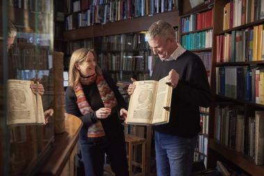 Der Antiquar Michael Solder (r.) und die Schriftstellerin Sabine Scho sind die Protagonisten der Podcast-Dialoge aus dem Antiquariat Michael Solder in Münster.<br>Foto: LWL/ Kainulainen