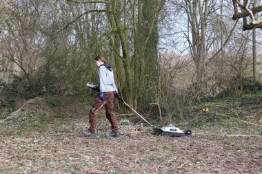 Eine Mitarbeiterin der LWL-Archäologie für Westfalen zieht die Bodenradarantenne über die Stelle, wo sich früher die Burg Horstmar befand.<br>Foto: LWL-Archäologie für Westfalen/J. Coolen