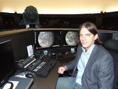 Tobias Jogler arbeitete rund zehn Jahre als Astrophysiker, unter anderem an der Stanford University in Kalifornien. Seit 2016 bringt er den Besucher:innen im Planetarium des LWL-Museums für Naturkunde in Münster die Sterne näher. Foto: LWL/Fialla