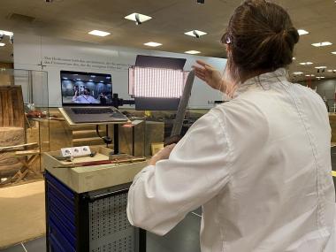 Museumspädagogin Sylvia Bachmann nimmt die Exponate während der digitalen Füührung aus den Vitrinen und zeigt sie im Einsatz.<br>Foto: LWL/ K. Bernhardt