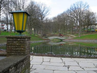 Platz am Schwanenteich, im Vordergrund ein Nach-bau der historischen Aufsatzleuchten, im Hintergrund die restaurierte Brücke.<br>Foto: LWL/Weiß