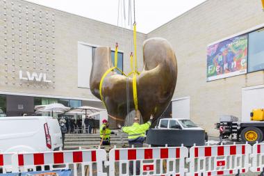 Vier Jahre lang stand die Skulptur von Henry Moore vor dem LWL-Museum für Kunst und Kultur. Jetzt macht sie sich auf den Rückweg nach Berlin.<br>Foto: LWL/Hanna Neander