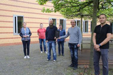 Mit den beiden Bachelor-Absolventen Patrick Ehlert (3.v.l.) und Michael Roch (2.v.r.) freuen sich Sören Reinke, kommissarischer Pflegedirektor der Wilfried-Rasch-Klinik (r.), Gisa Lieweris-Amsbeck, Therapeutische Direktorin, und weitere Vertreter der pflegerischen Leitung über den erfolgreichen Abschluss.&lt;br&gt;Foto: LWL/SchuFi 